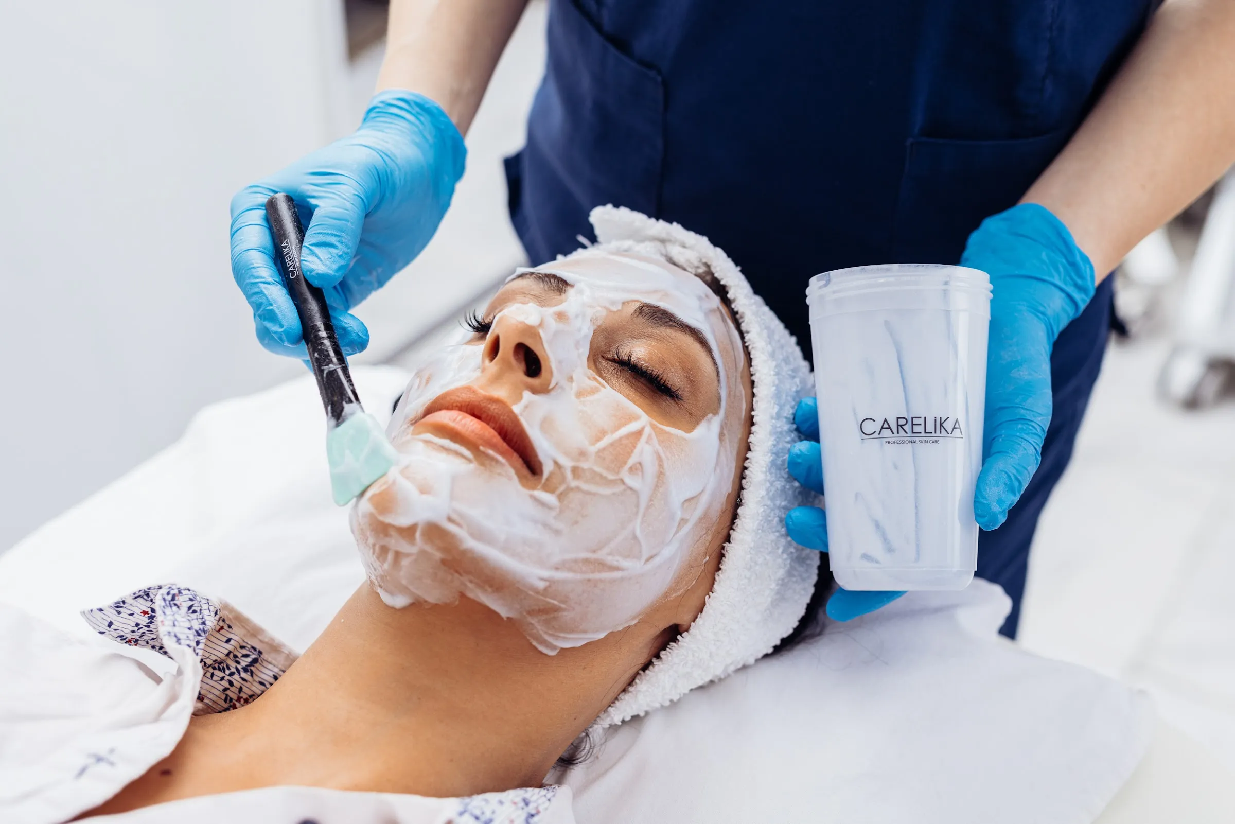 Nanošenje maske za lice Carelika
